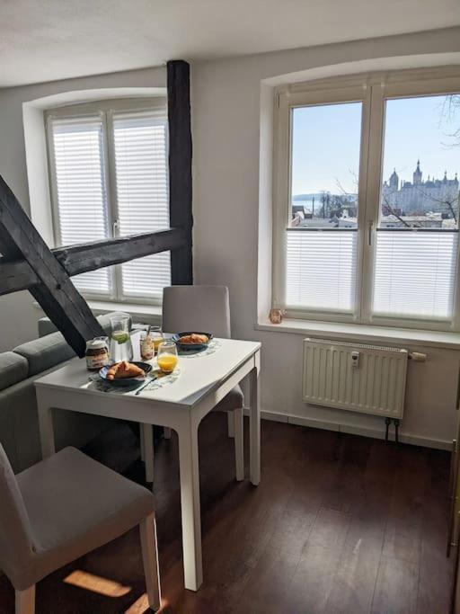 Schlossblick - Modernes & Zentrales Apartment Mit Balkon Und Arbeitsplatz Schwerin  Exterior foto