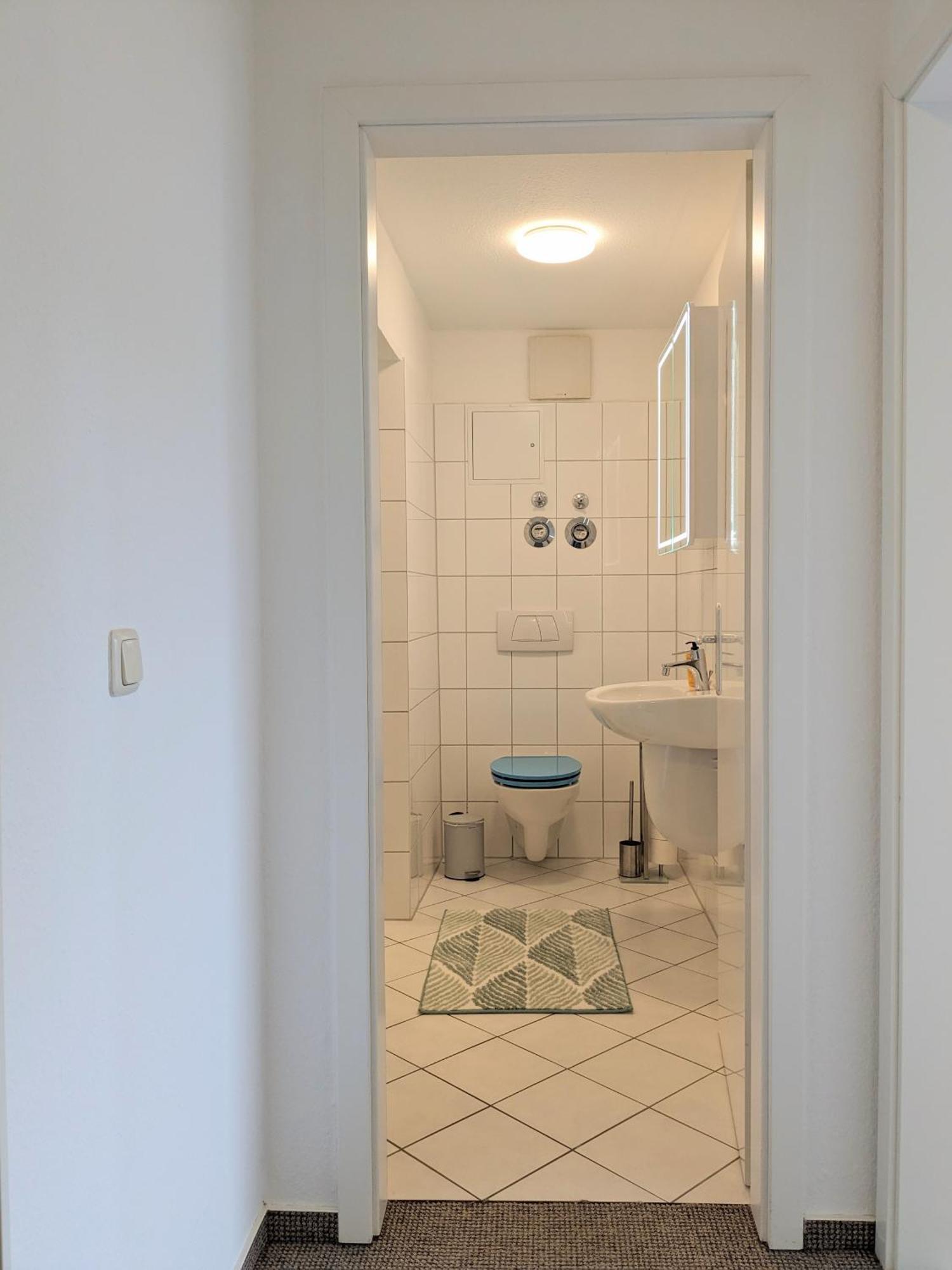 Schlosskoenig - Modernes & Zentrales Apartment Mit Balkon Und Arbeitsplatz Schwerin  Zimmer foto